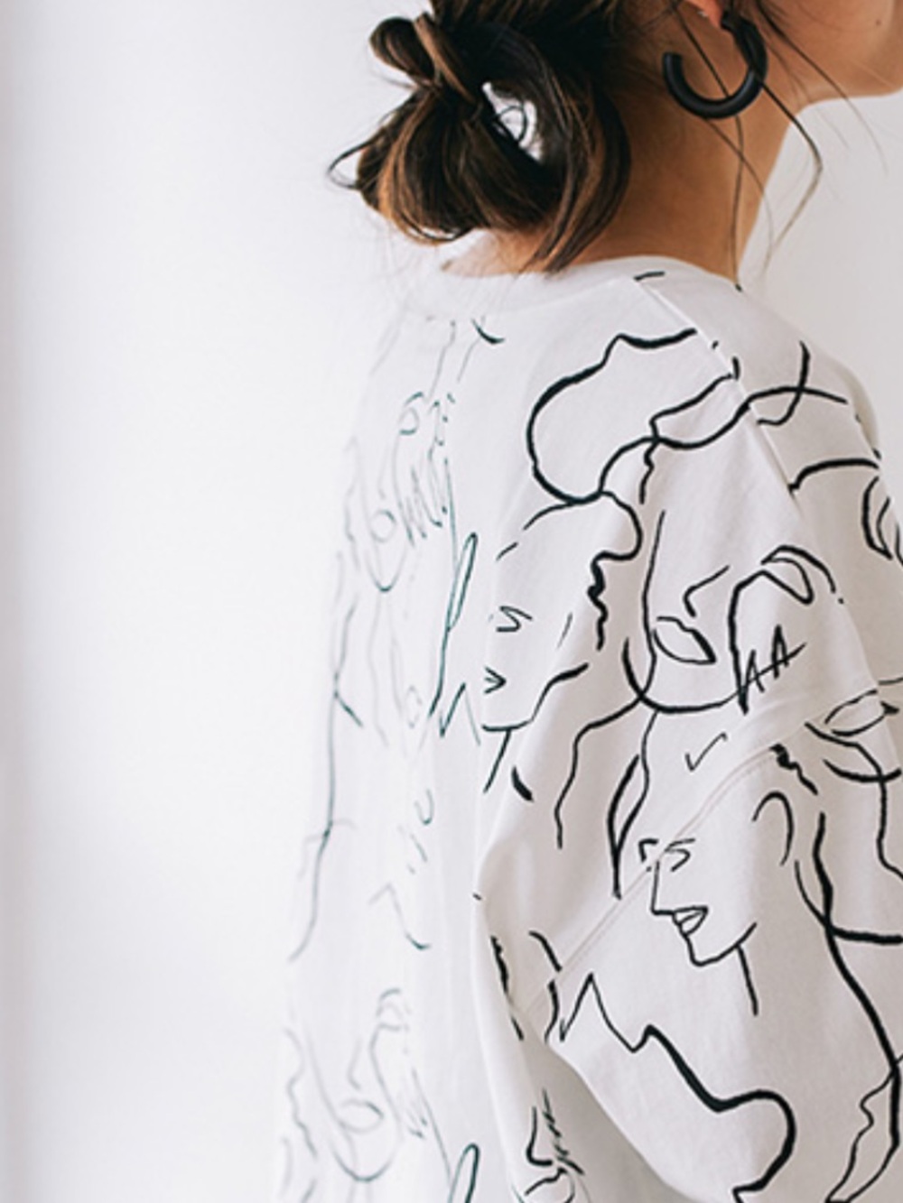 Who What Wear White Cropped Long-Sleeve Tee with Black Abstract Line Print
